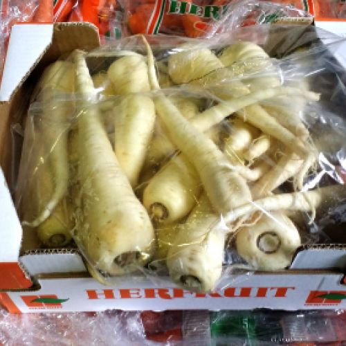 Caja con chirivias preparadas para distribución