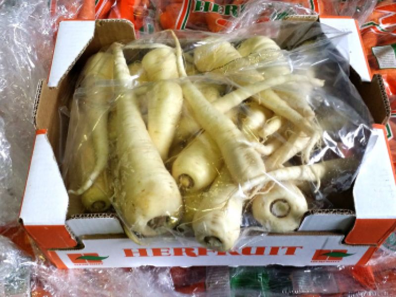 Caja con chirivias preparadas para distribución